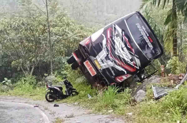 Rem Blong, Bus Pariwisata Terguling di Jalur Alternatif Bukittinggi – Padang
