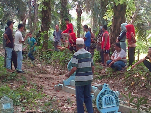 Hingga Malam Ini Kubur Sahir di Kampar Ramai Dikunjungi, Keluarga Batalkan Pembongkaran