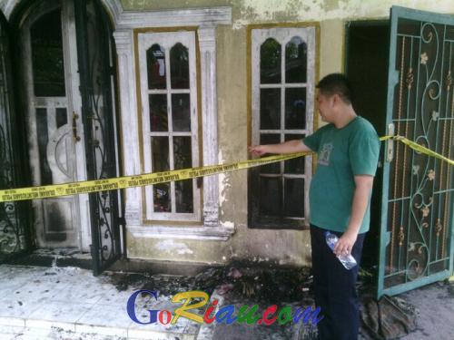 Rumah Teller BTN Pekanbaru Ludes Dilahap Api, Diduga Dilempar Molotov