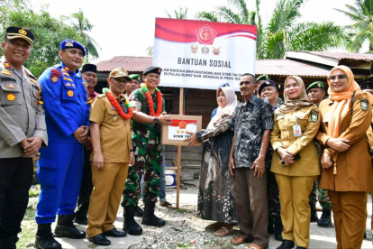 Wabup Dampingi Paban VI/Taswilnas Ster TNI Serahkan Bansos ke Warga Rupat