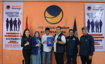 Serius Bangun Kota, Kharisman Risanda Antarkan Berkas Pendaftaran Bacalon Walikota Pekanbaru ke Partai Nasdem