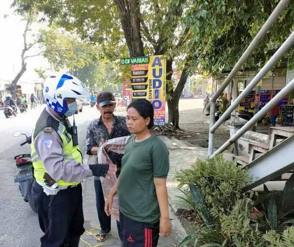 Temukan Wanita Muda Tanpa Busana di Jalan, Anggota Satlantas Aiptu Amin Belikan Celana dan Baju