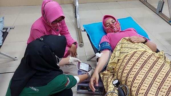 Bhayangkari Cabang Meranti Ikut Donor Darah Menyambut HUT ke-76 Bhayangkara