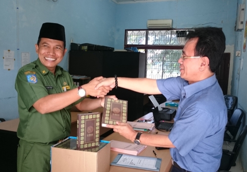 Dukung Program Magrib Mengaji, AA-SMF Wakafkan 500 Alquran kepada Pemkab Bengkalis