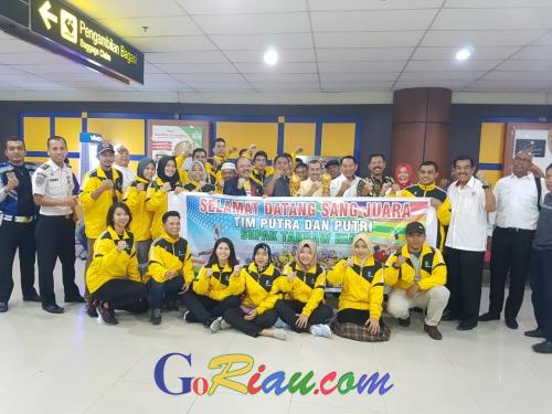 Gubri Sambut Kedatangan Atlet Sepak Takraw Riau di Bandara SSK II Pekanbaru