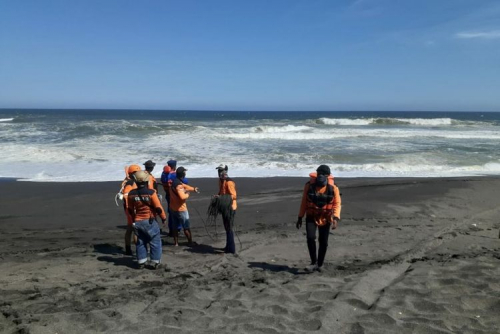 Tujuh Wisatawan 2 Keluarga Terseret Ombak Saat Main di Pantai, 2 Tewas, 5 Belum Ditemukan
