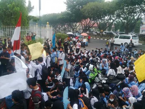 Massa di Kantor Gubernur Riau Bertambah, Tuntutan Mereka Tetap Sama