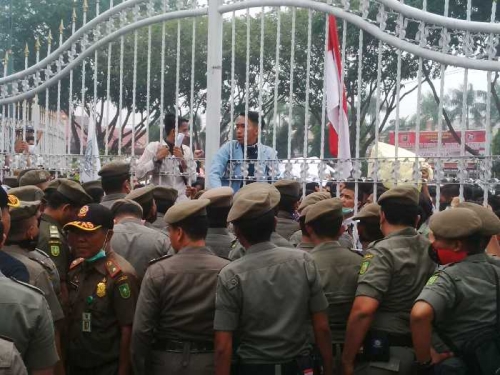Ratusan Mahasiswa Goyang Pagar Kantor Gubernur Riau