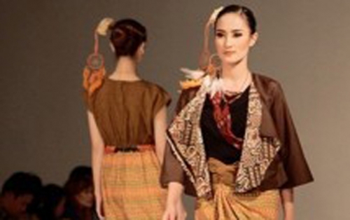 Jas Berbahan Batik Bisa Tampil Mewah, Ini Salah Satunya