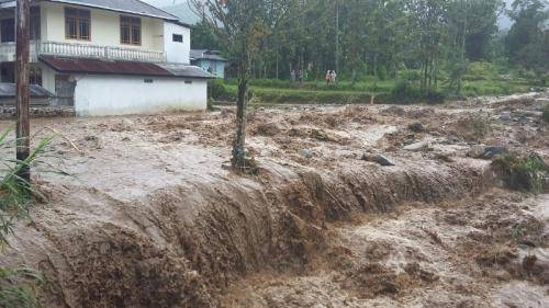 Banjir Bandang Terjang Sejumlah Nagari di Solok, 1 Orang Tewas, 7 Luka-luka dan 6 Mobil Hanyut