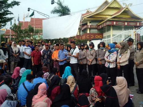 Rupiah Jeblok, DPRD Riau No Action, Mahasiwa UIN Suska Riau Serbu Gedung Dewan