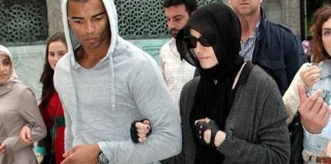 Madonna Belajar Al-Quran dan Bangun Sekolah untuk Anak-anak Muslim