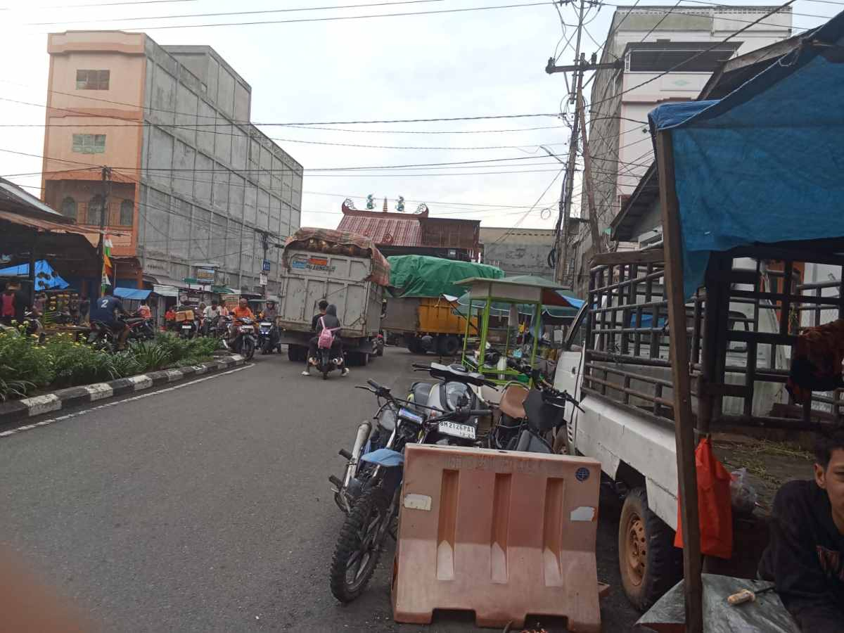 Truk TBS Tanpa Pengaman Resahkan Bagansiapiapi, Warga Desak Dishub Rohil Ambil Tindakan