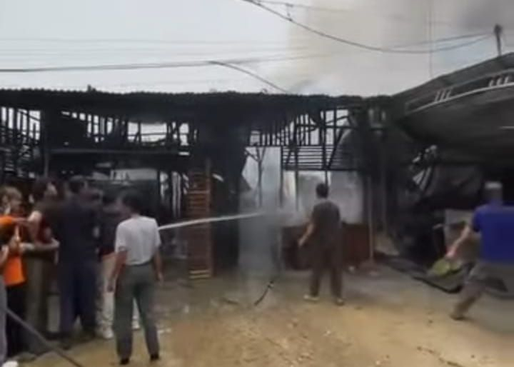Enam Kios Dekat RS Awal Bros Bagan Batu Ludes Terbakar, Bupati Rohil Langsung Turun Tangan