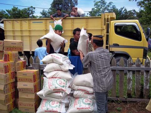 RAPP Serahkan Paket Bantuan di Logas Tanah Darat