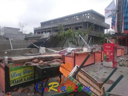 Dibalik Ganasnya Terjangan Hujan Badai di Pekanbaru, Kafe yang Baru Beroperasi pun Dibuat Porak-poranda