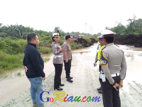 Jalan Putus Total, Satlantas Polres Siak Siagakan Personil Atur Lalu Lintas Menuju Pelabuhan Buton