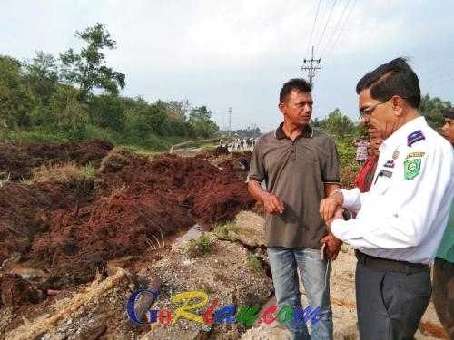 Bumi Bergerak, Jalan Nasional Pusako - Buton di Riau Terhisap, Tiba-tiba Muncul Tanah Gambut