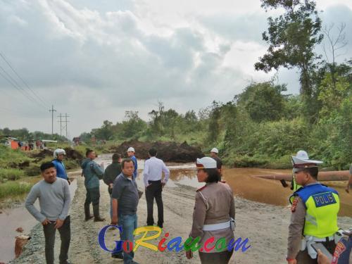Gubri Syamsuar Ambil Langkah Cepat Perbaiki Jalan Nasional Pusako - Buton di Riau yang Putus, Ini Jalur Alternatifnya