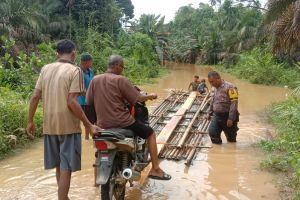 Hujan Intensitas Tinggi, Jalan di Batang Gansal Terendam Hingga 1,2 Meter