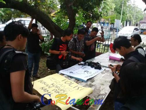 Kecam Aksi Kekerasan, Puluhan Jurnalis di Pekanbaru Gelar Aksi Solidaritas di Depan Mapolda Riau