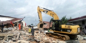 GoRiau 10 Orang Terperangkap Reruntuhan Warung Kopi di Pidie Jaya, Relawan Berusaha Berikan Minuman