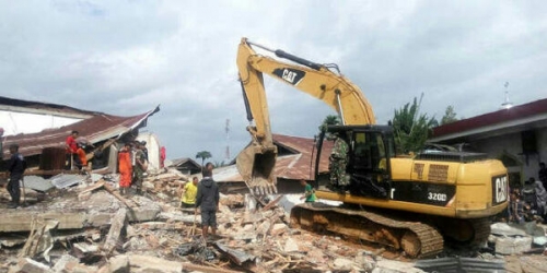10 Orang Terperangkap Reruntuhan Warung Kopi di Pidie Jaya, Relawan Berusaha Berikan Minuman