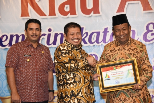 Bengkalis Terima KI Riau Award