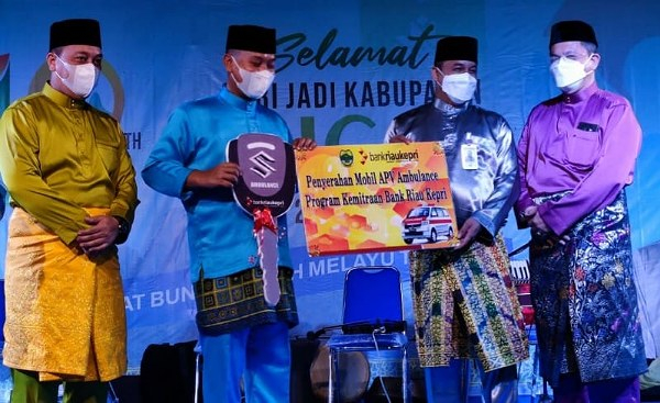 Kado Hari Jadi ke-18 Kabupaten Lingga, Bank Riau Kepri Berikan Satu Unit Ambulans dari Program CSR