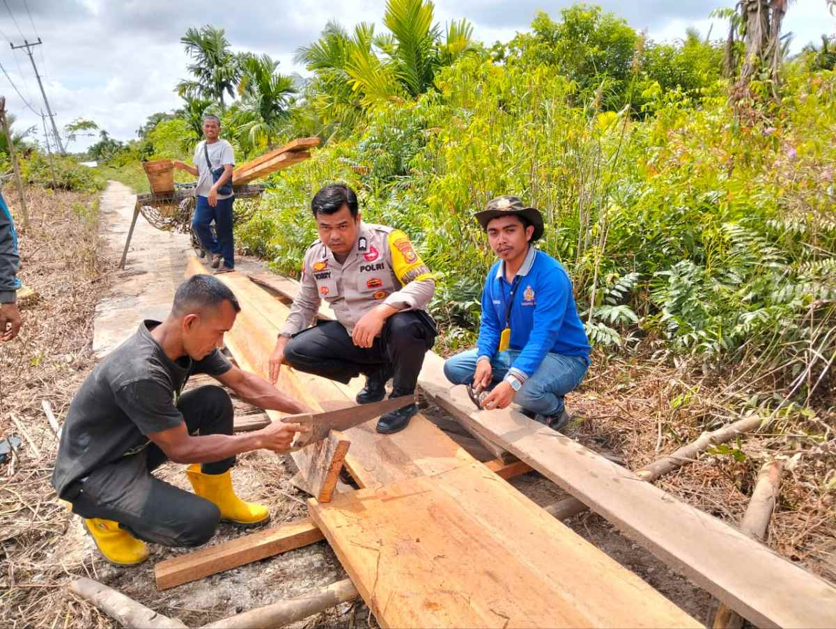 Respons Tuntutan Warga, PT NSP Bantu Material Kayu untuk Perbaikan Jalan Rusak di Teluk Buntal