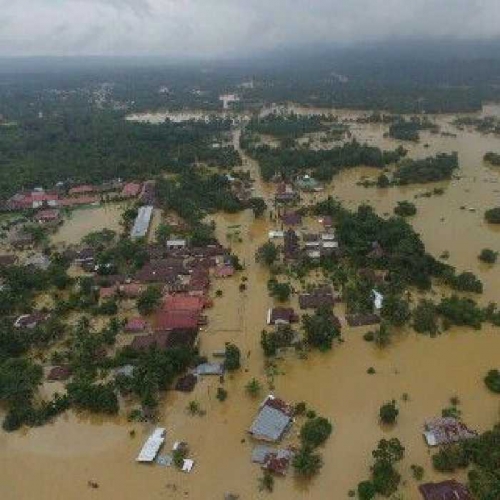 Foto Udara - Banjir di Pangkalan Limapuluh Kota Belum Surut Hingga Siang, BPBD Sumbar Kerahkan Perahu Karet