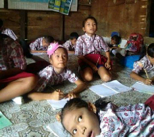 Miris, Tak Ada Bangku dan Meja Sekolah Puluhan Siswa SD 007 Kerumutan Pelalawan Belajar di Lantai