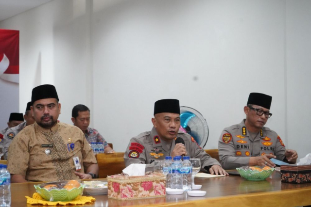 Wakapolda Riau Serap Aspirasi Warga Payung Sekaki dalam Jumat Curhat
