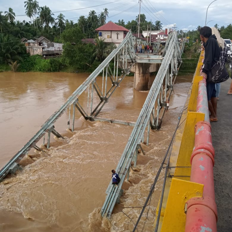 Bongkar Jembatan Lubukjambi, 3 Pekerja Jatuh ke Sungai Kuantan dan Satu Alami Patah Tulang
