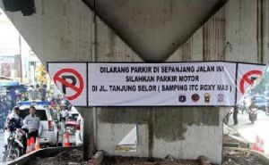 GoRiau Jalan Rusak dan Parkiran Fuso Ganggu Pengguna Jalan Soekarno Hatta