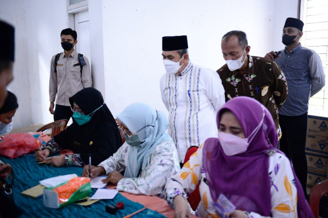 GALERI FOTO: Gubernur Riau Tinjau Pasar Murah dan Bazmart Pelalawan