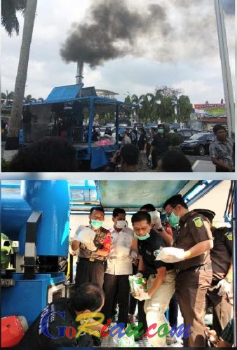 Musnahkan 70 Kilogram Sabu dan 46.453 Pil Ekstasi, Halaman Mapolda Riau Penuh Asap Berbau Menyengat