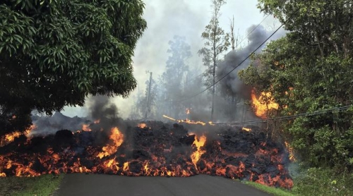 Menakutkan, Lava Pijar Gunung Kilauea Mengalir ke Jalan Raya, Begini Penampakannya