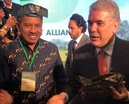 Jadi Pembicara Forum Hutan Tropis Dunia 2019, Bupati Alfedri Hadiahkan Tanjak Siak ke Presiden Colombia