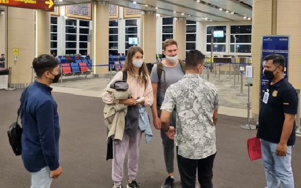 Gegara Foto Telanjang, Dua Bule Rusia Dideportasi dari Bali