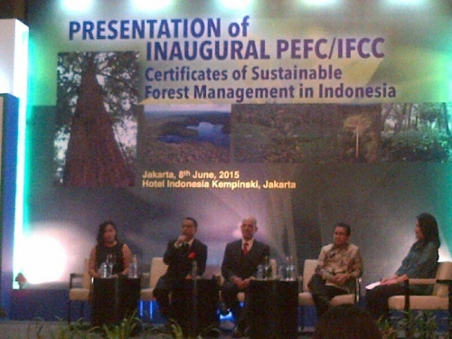 Terima Sertifikat PEFC, Tony Wenas: Bukti APRIL Group Capai Kemajuan Pesat dalam Pengelolaan Hutan Berkelanjutan