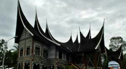 Lebih Panjang dari Lapangan Bola, Rumah Gadang Ini Akan Dicatatkan ke MURI