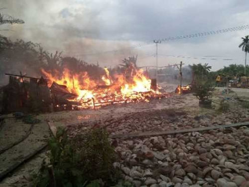 Terkena Kembang Api, 4 Unit Rumah di Keritang Inhil Ludes Terbakar