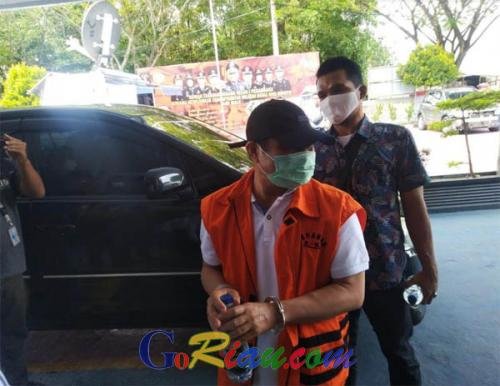 Terdakwa Korupsi Jalan di Bengkalis, Amril Mukminin Tiba di Rutan Sialang Bungkuk Mengenakan Rompi Orange