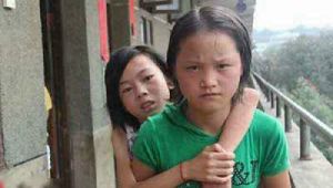 GoRiau Mengharukan, Gadis Ini Gendong Sahabatnya yang Lumpuh ke Sekolah Setiap Hari Selama 3 Tahun