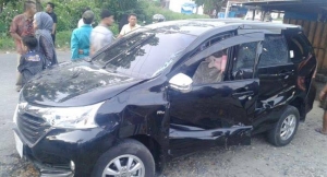 GoRiau Mesin Mati di Atas Rel, Avanza Remuk Ditabrak dan Terseret Kereta Api Rute Padang-Pariaman