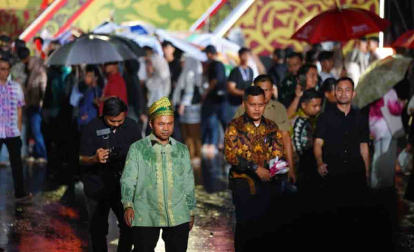 GoRiau Hujan Tak Halangi Gubri Abdul Wahid Beri Sambutan Malam Puncak Bujang Dara Riau 2025
