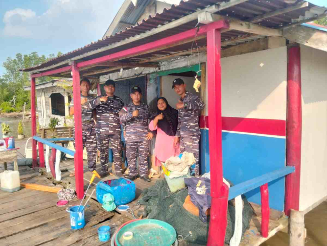 Sambut HUT RI ke-81, Posal Selatpanjang Cat Rumah Nelayan di Desa Insit