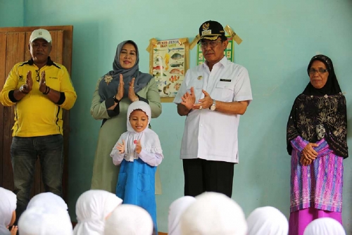 Kunjungi TK dan PAUD di Desa Pasar Kembang, Bupati dan Bunda PAUD Inhil Serahkan Alat Permainan Edukatif