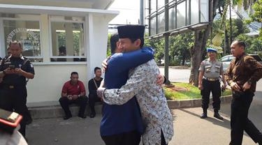 Sandi Uno dan Eric Tohir Berpelukan di Kediaman Ketua DPR